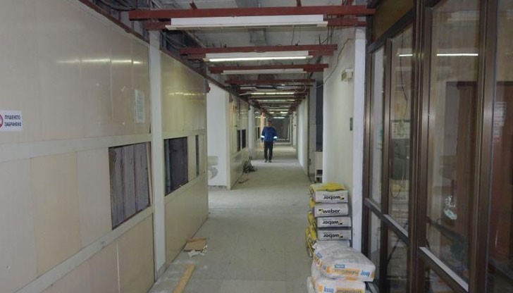 В момента се извършват ремонтни дейности на помещенията в двете крила на 7 етаж на Хирургичния блок