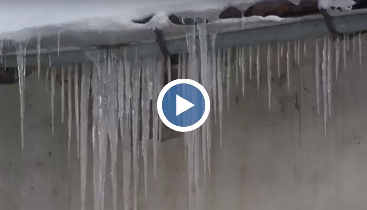 Стотици ледени висулки са надвиснали застрашително от покривите на редица сгради и заплашват движещите се по тротоарите русенци