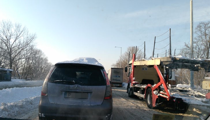 Заради наличието на многобройни спиращи в "измисленото " кръгово преди Дунав мост, разстоянието се взема за 2 часа