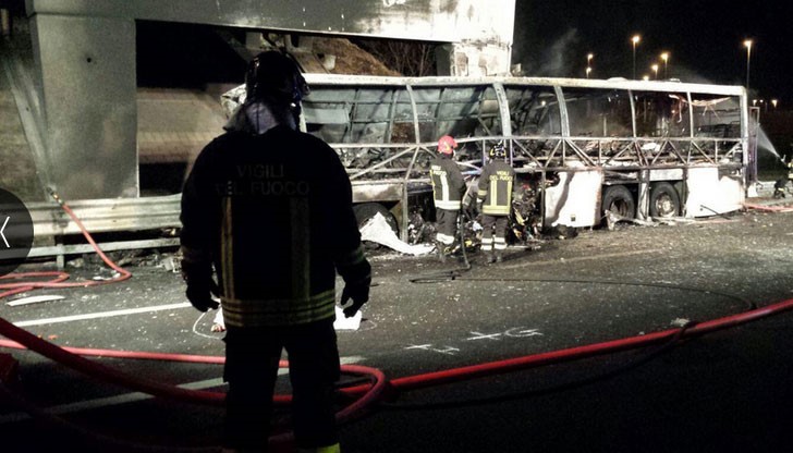 Десетки ранени са откарани в болница, след като автобусът се блъснал в стълб и се запалил