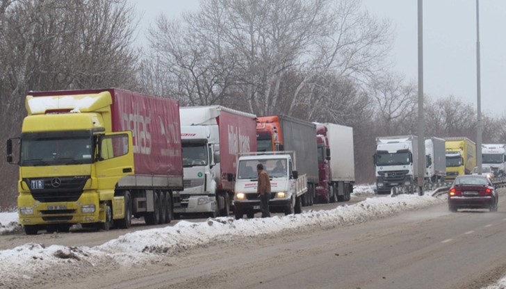Километрични опашки по границата ни с Румъния Километрични опашки по границата ни с Румъния