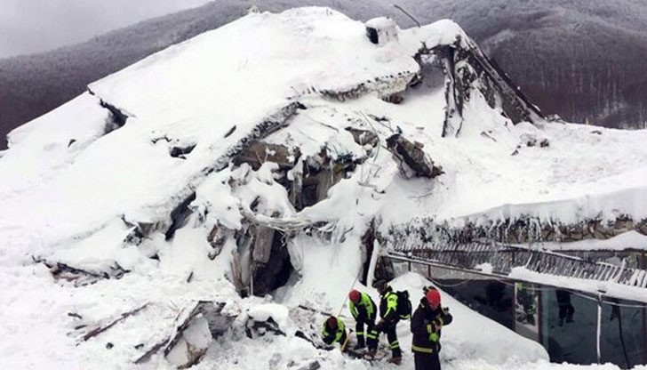 Шестима оцелели са били открити изпод руините на хотела, който бе затрупан от лавина