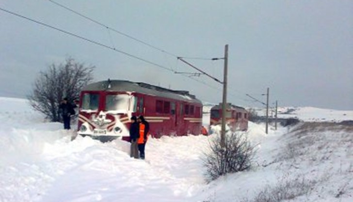 Пътищата към селата Черешево, Ряхово, Борисово са навяти с двуметрови преспи