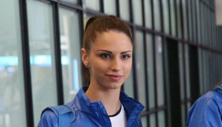 Цветелина Стоянова изпрати старата 2016 година с послание към феновете си Цветелина Стоянова изпрати старата 2016 година с послание към феновете си