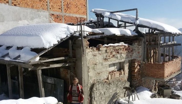 През зимата в стаята му е около 2, 3 градуса...