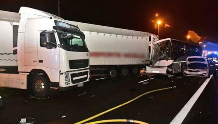 Сблъскали са се два пътнически автобуса, кола с ремарке и четири автомобила