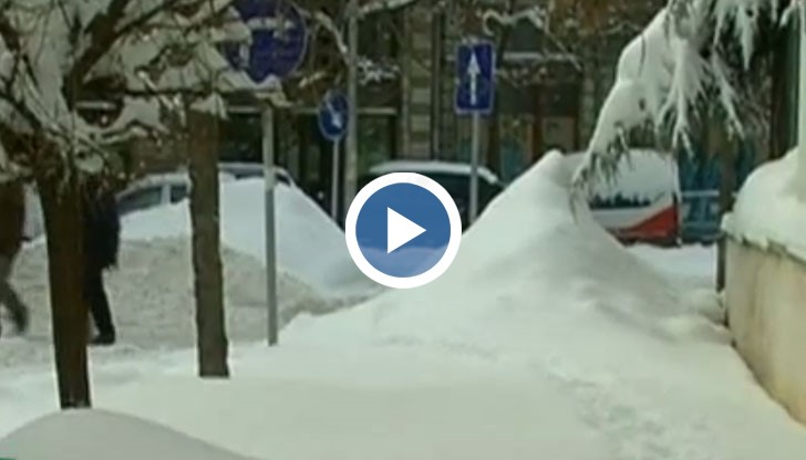 Тротоарите в цялата страна са непочистени