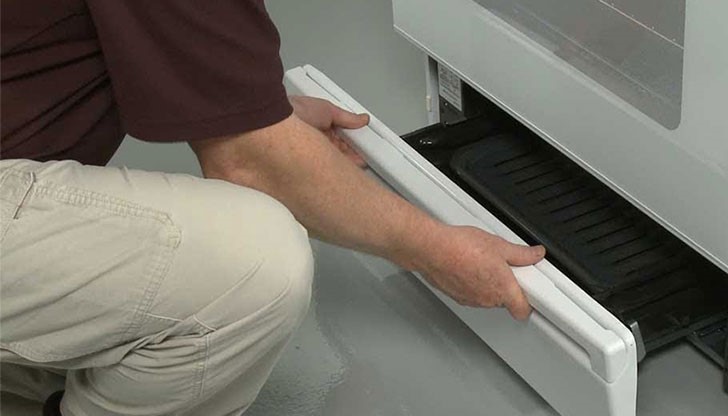 Вижте за какво наистина служи чекмеджето под печката ви!