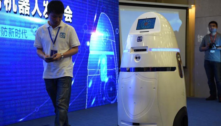 Умната машина спира пешеходците, когато искат да пресекат на червено