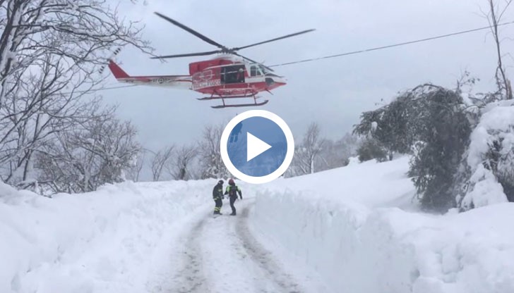 Хората от спасителните служби са съобщили, че виждат светлинки от вътрешността на хотела, но не чуват гласове