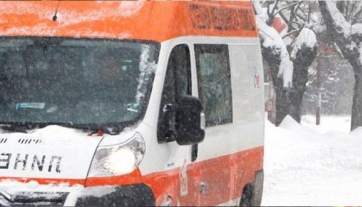 Багер е бил пуснат преди колата на Спешна помощ, за да разчисти пътя, но докато приберат родилката в линейката и бебето се появило на бял свят