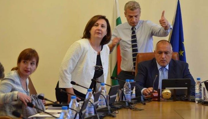 Бойко гледа навъсено в компютъра си, Бъчварова се усмихва на бъдещето, а Москов е навирил палеца си: „Дааааааааааааааааа!!!