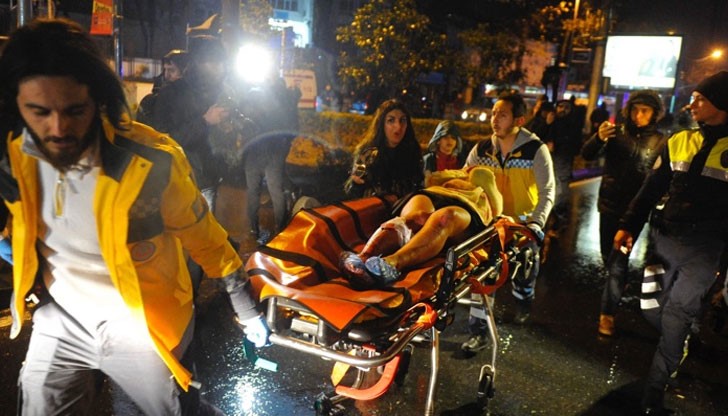 Най-малко 35 убити и 40 ранени е равносметката от терористичния акт в известен нощен клуб в Истанбул