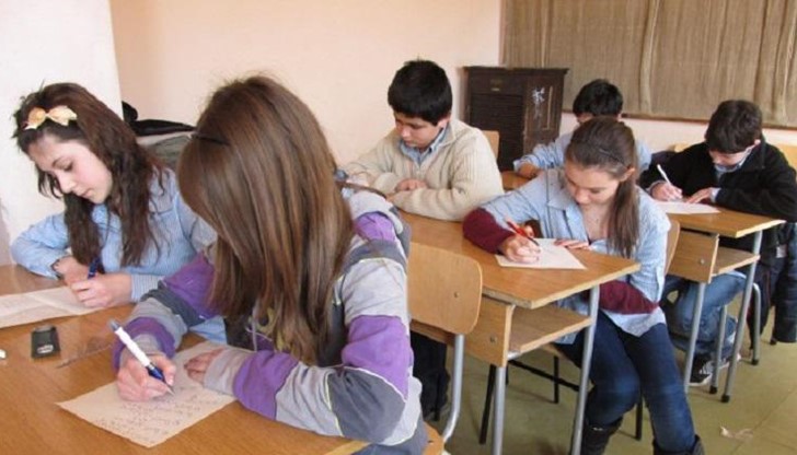 От МОН изчакват да видят кога ще спрат неучебните дни