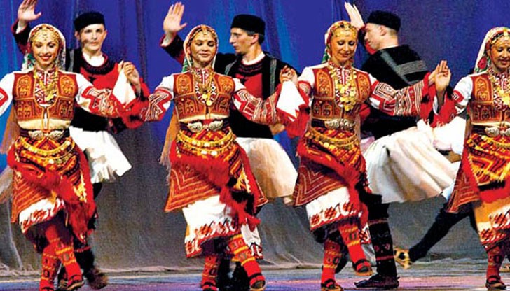 Предлага се и безплатен курс по танци Предлага се и безплатен курс по танци