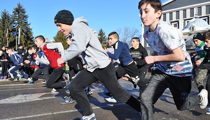 Участниците, разделени в 8 възрастови групи, бягаха по трасета с различна дължина