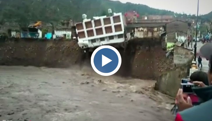 Драматични кадри показват как триетажен хотел се срутва заради обилни валежи