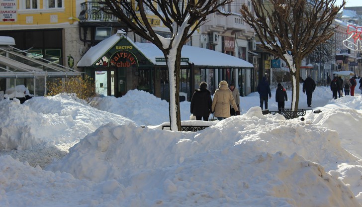 Уникално снегопочистване на улица "Александровска"