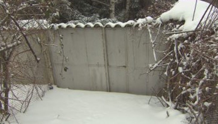 Борислав Миланов твърдял, че вратата охранява имота