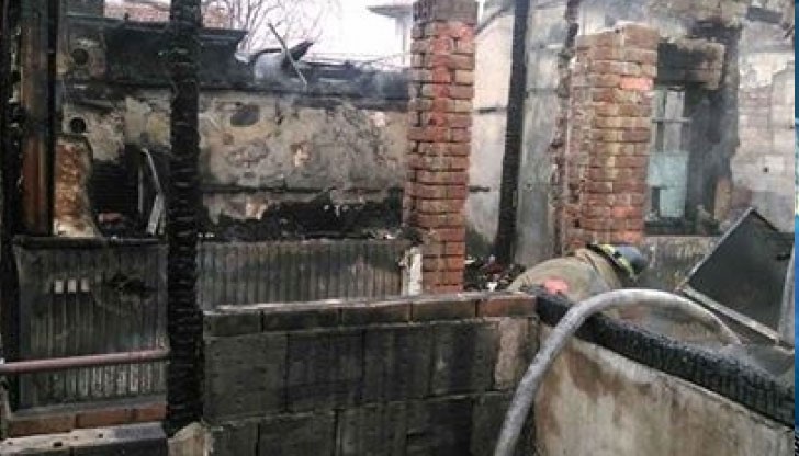 Семейството с три деца остана без дом, след като на 5 януари пламъци обхванаха дома им