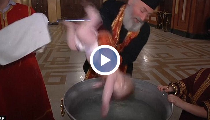 Отецът потапя грубо и многократно главичките им под водата