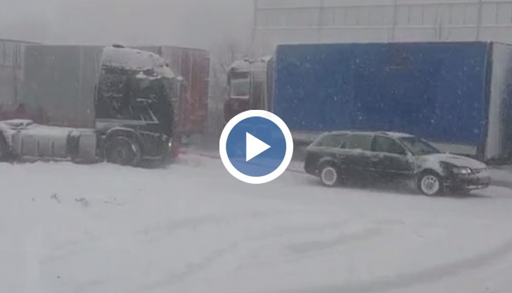 Напразни усилия – автомобил се опитва да изтегли влекач на ТИР от снега