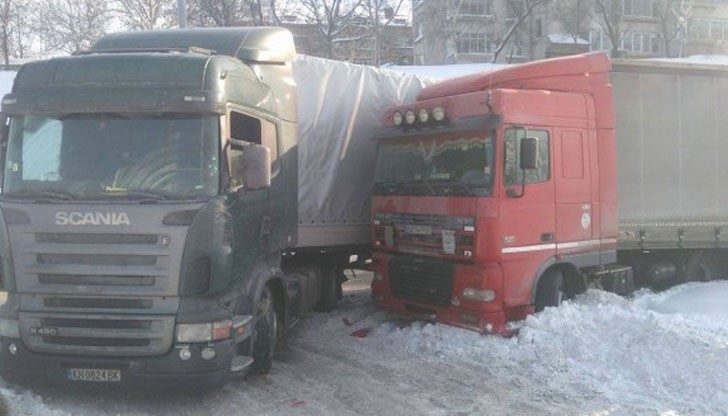 Пътният инцидент е станал днес около 13 часа на равен участък, на обръщалото на бул. "България"