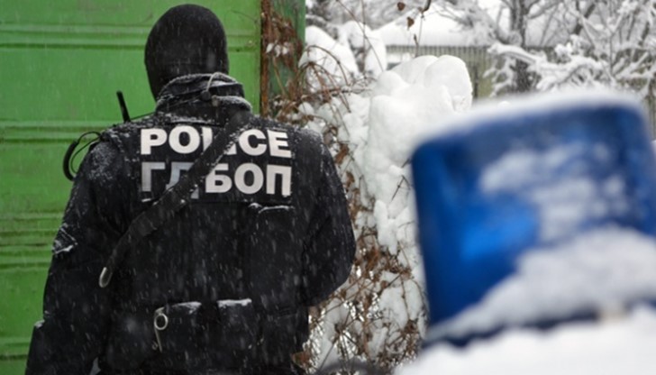 Маскирани полицаи извършват оглед на обекта, а целия район е отцепен Маскирани полицаи извършват оглед на обекта, а целия район е отцепен