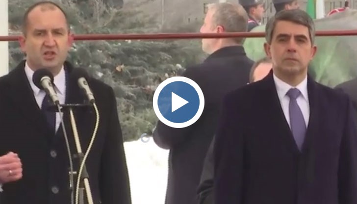 Новият президент Румен Радев пристигна току-що на площад "Ал. Невски" за церемониято по встъпването си в длъжност