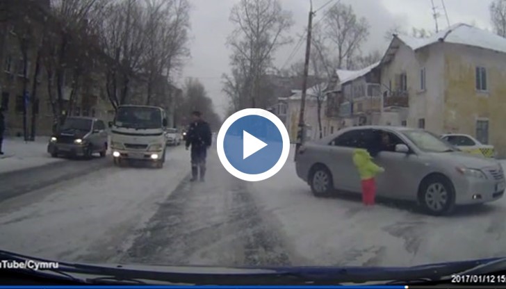 Мъжът сграбчва загубено дете докато шофира и го изнася от пътя