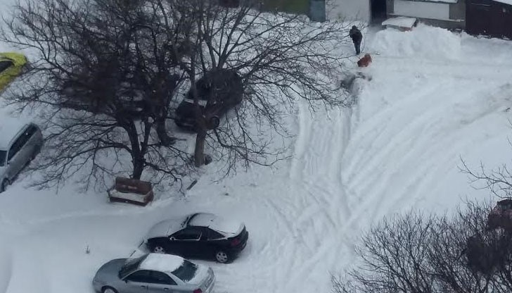 Днес снегорини минаха по паркинга на бл. "Брацигово" чак в 13 часа - нормално ли е това