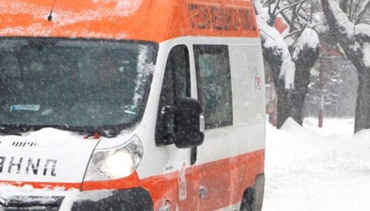 Била е изпратена и друга кола, която да измъкне закъсалата линейка, но тя също не е могла да стигне до мястото