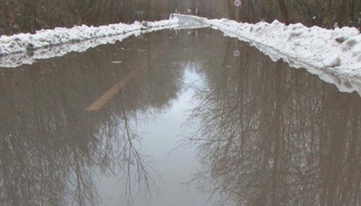 Водата е заляла най-ниската част от пътя от Резово и Синеморец за Царево Водата е заляла най-ниската част от пътя от Резово и Синеморец за Царево