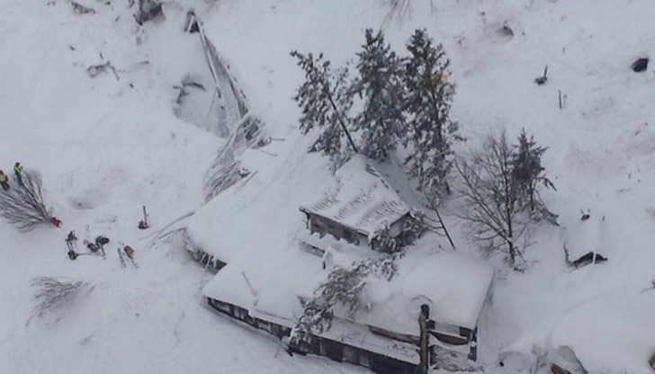 Поне 30 души са загинали, след като лавина затрупа хотел в Централна Италия Поне 30 души са загинали, след като лавина затрупа хотел в Централна Италия