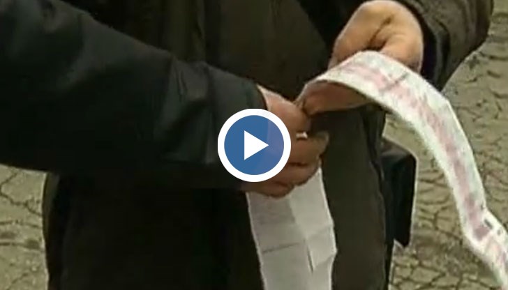 Мъжът и жената се чудят, да не би извънземни да са се настанили в дома им, докато ги няма