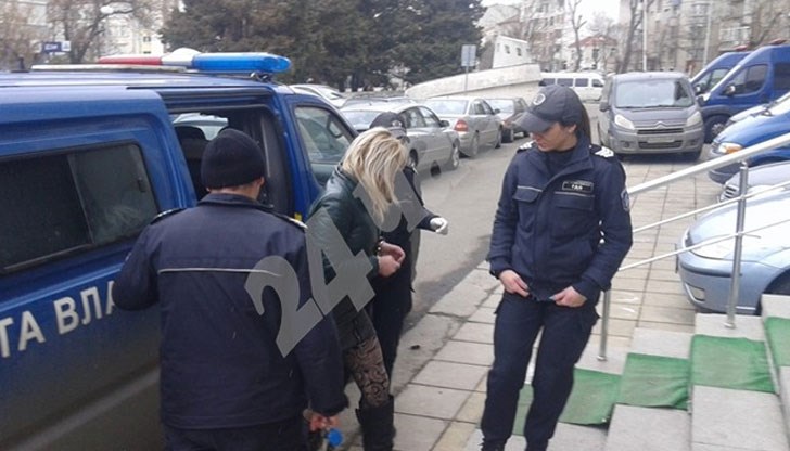 Преди минути в сградата на Съдебната палата в Бургас бе вкарана жената, която заедно с приятеля си се забърка в гнусно престъпление