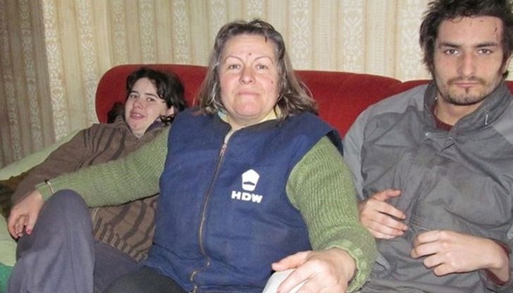 Тинка гледа сама двете си болни деца в пълна мизерия със 150 лева