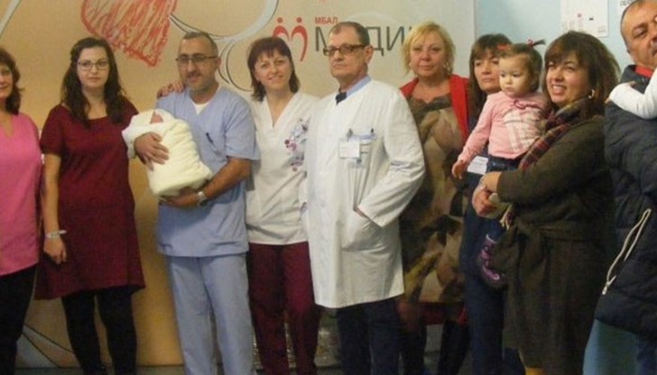 Малката Теодора беше изпратена с много усмивки и подаръци