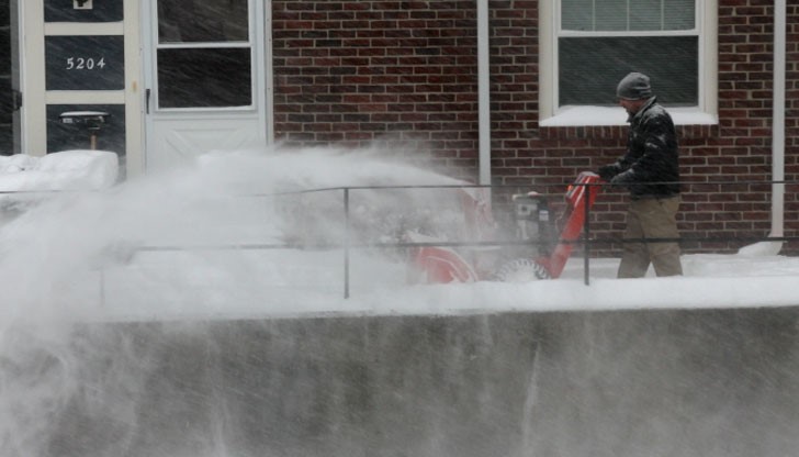 Домоуправители масово събират пари от съседите във входа, за да се снабдят с частен снегорин