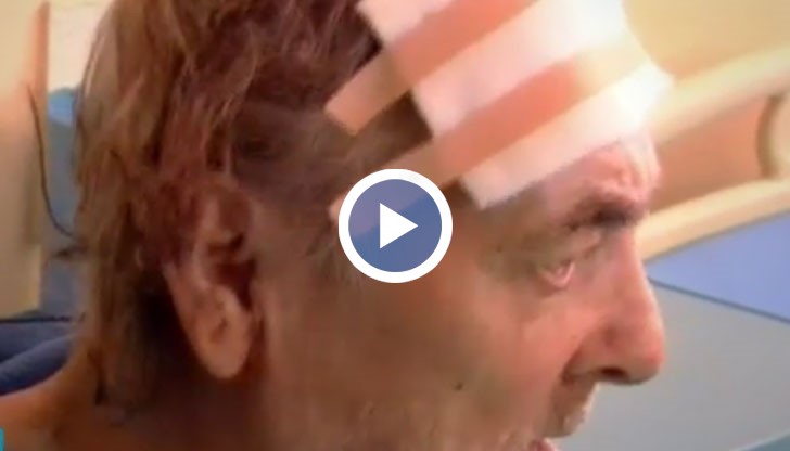 Деца биха възрастен мъж с брадва и лопата