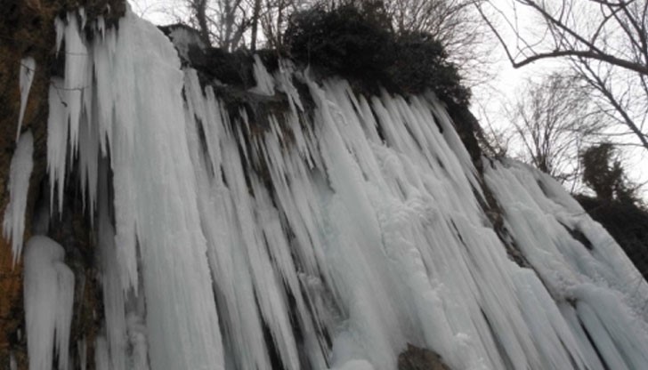 Студът вледени водопад в кюстендилското село Смоличан, наречен пръскалото „Света Ана”