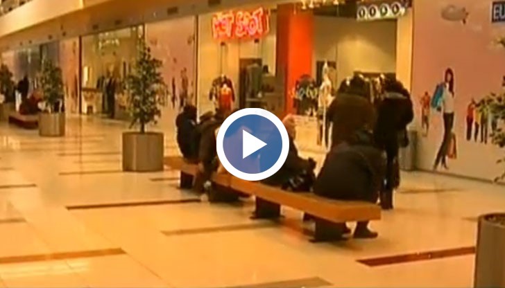 Хората търсят спасение в лютата зима