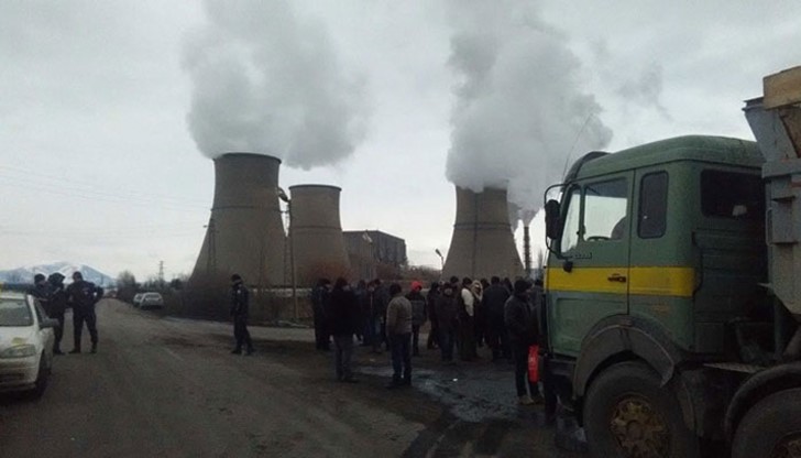 Протестът на съкратените миньори, чиято бройка се очаква да достигне 400 души до месец юни тази година, започна още в 10 часа пред „Белия дом” Протестът на съкратените миньори, чиято бройка се очаква да достигне 400 души до месец юни тази година, започна още в 10 часа пред „Белия дом”