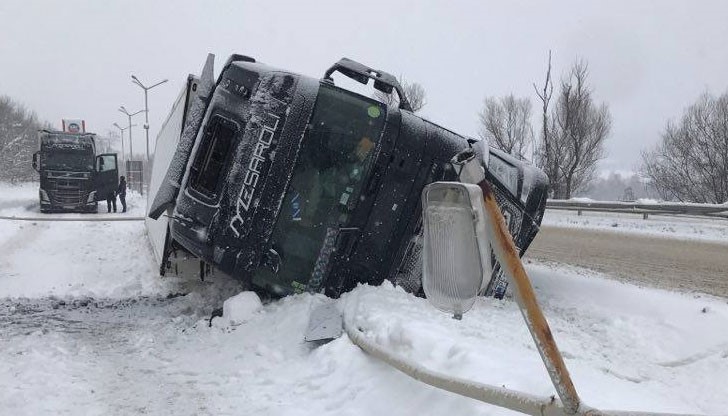 Преди да успее да спре, ТИР-ът помел две лампи на бензиностанцията