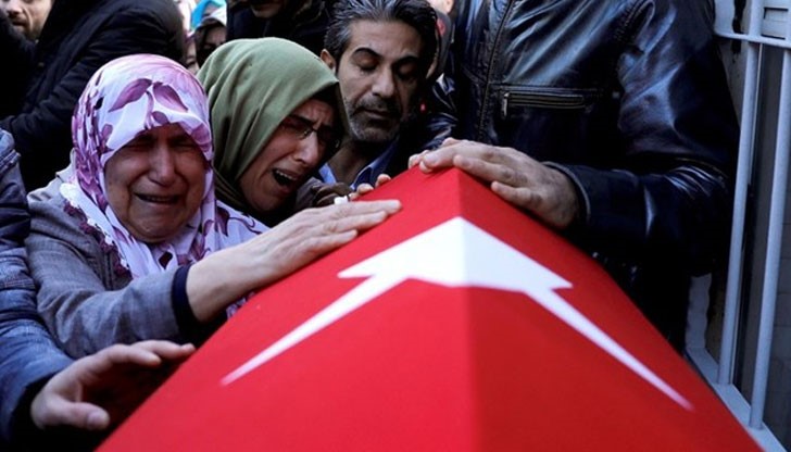 В Истанбул семействата вече погребват жертвите на терористичното нападение