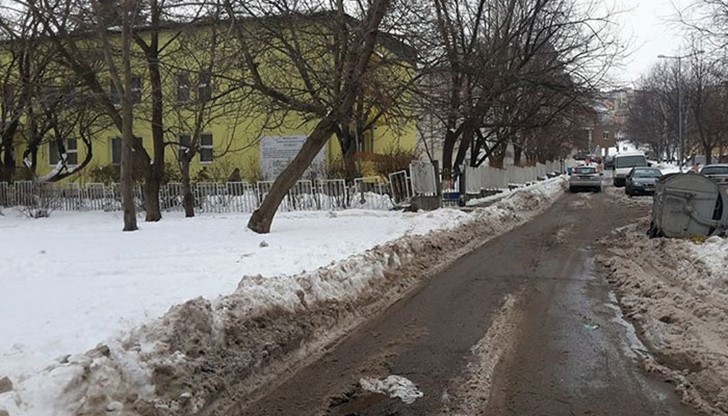 От както е паднал снега, до днешна дата - 23.01.17 г., на улица "Илинден" няма почистен тротоар