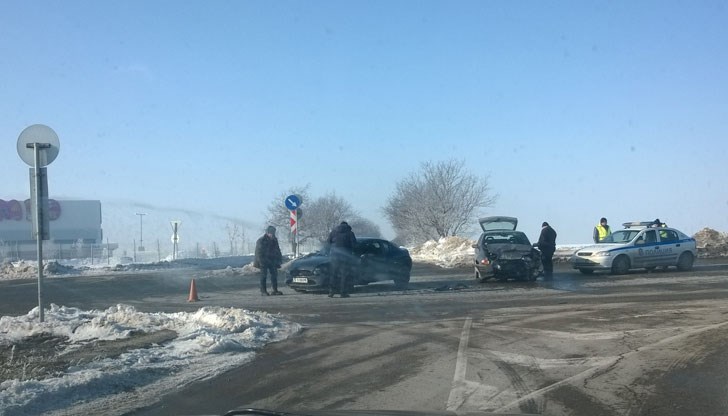 При сблъсъка на "Форд Пума" и "Фиат Пунто" е пострадала пътничка, настанена в русенската болница