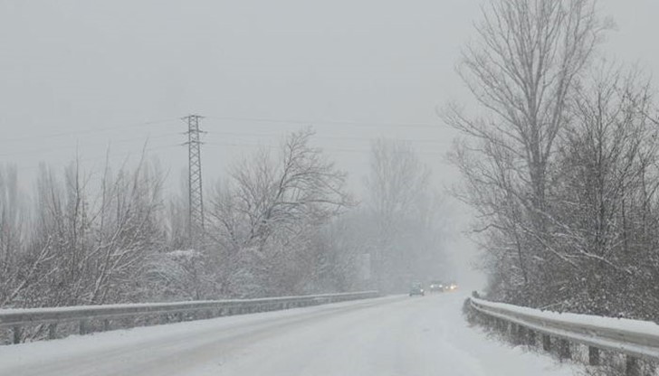 Обстановката в Русенско е усложнена заради силния вятър и снеговалеж