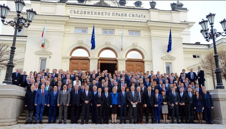 Ние, депутатите от 43-ото Народно събрание днес си отиваме Ние, депутатите от 43-ото Народно събрание днес си отиваме