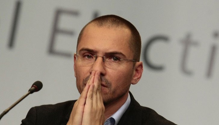 15-годишен сополанко, който не може да чете, прави бебе на 13-годишно дете